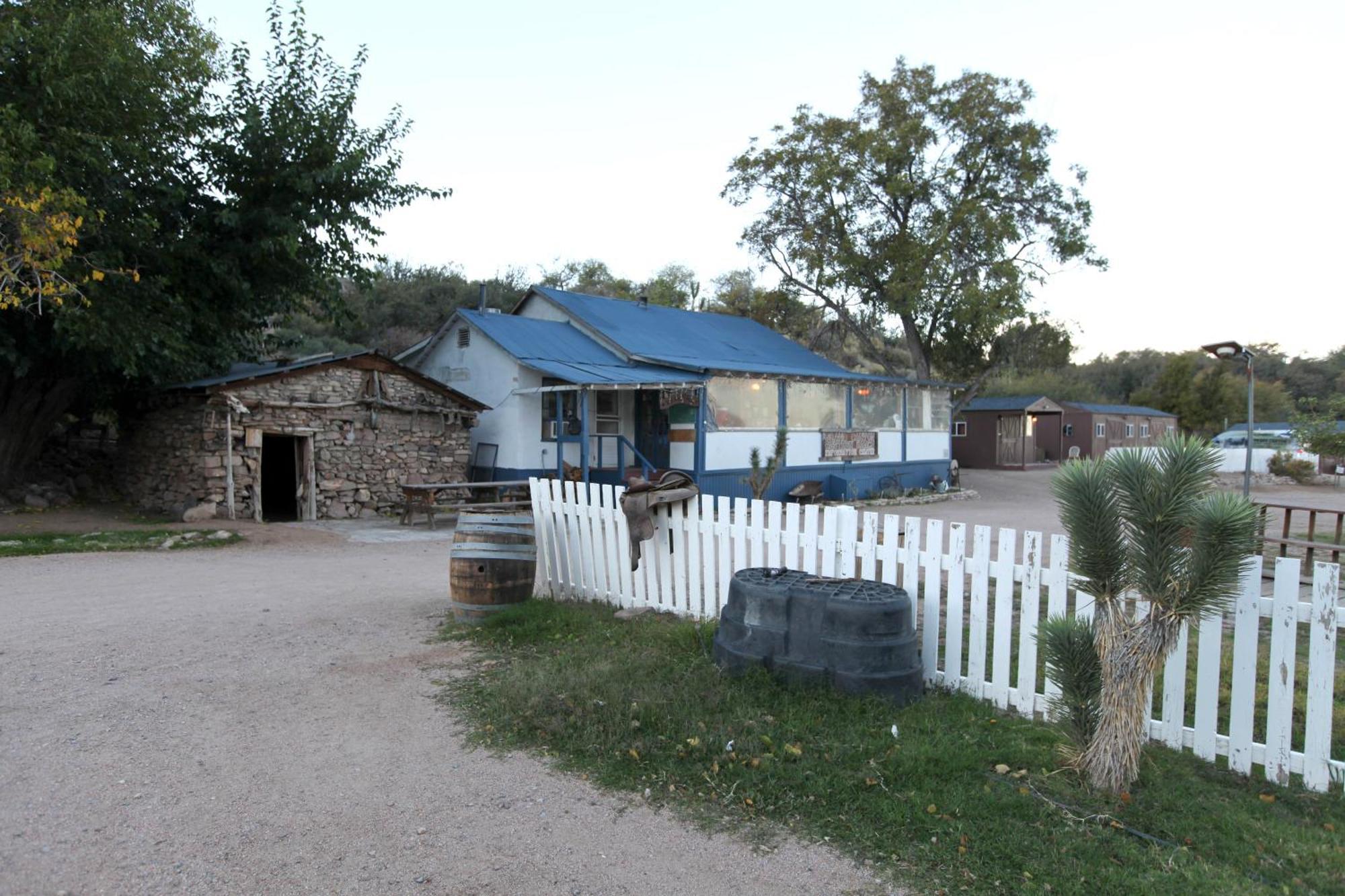 Grand Canyon Western Ranch Farm stay *